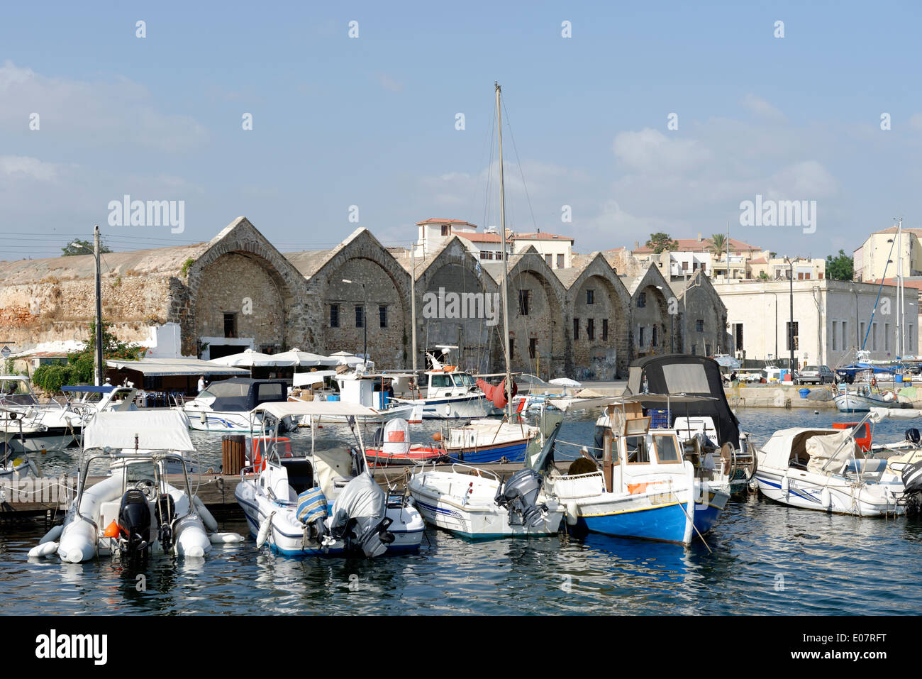 Les sept salles voûtées en arc vénitien du xvie siècle dans l'arsenal du port vénitien de La Canée, Crète, Grèce Banque D'Images