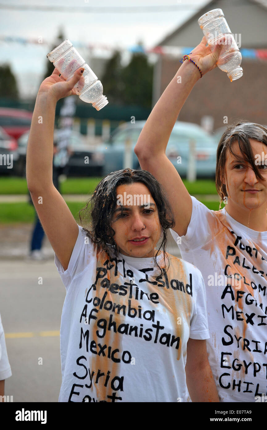 À London, en Ontario, les manifestants se rassemblent à l'extérieur du Club Marconi lors d'une visite par le premier ministre canadien Stephen Harper. Banque D'Images