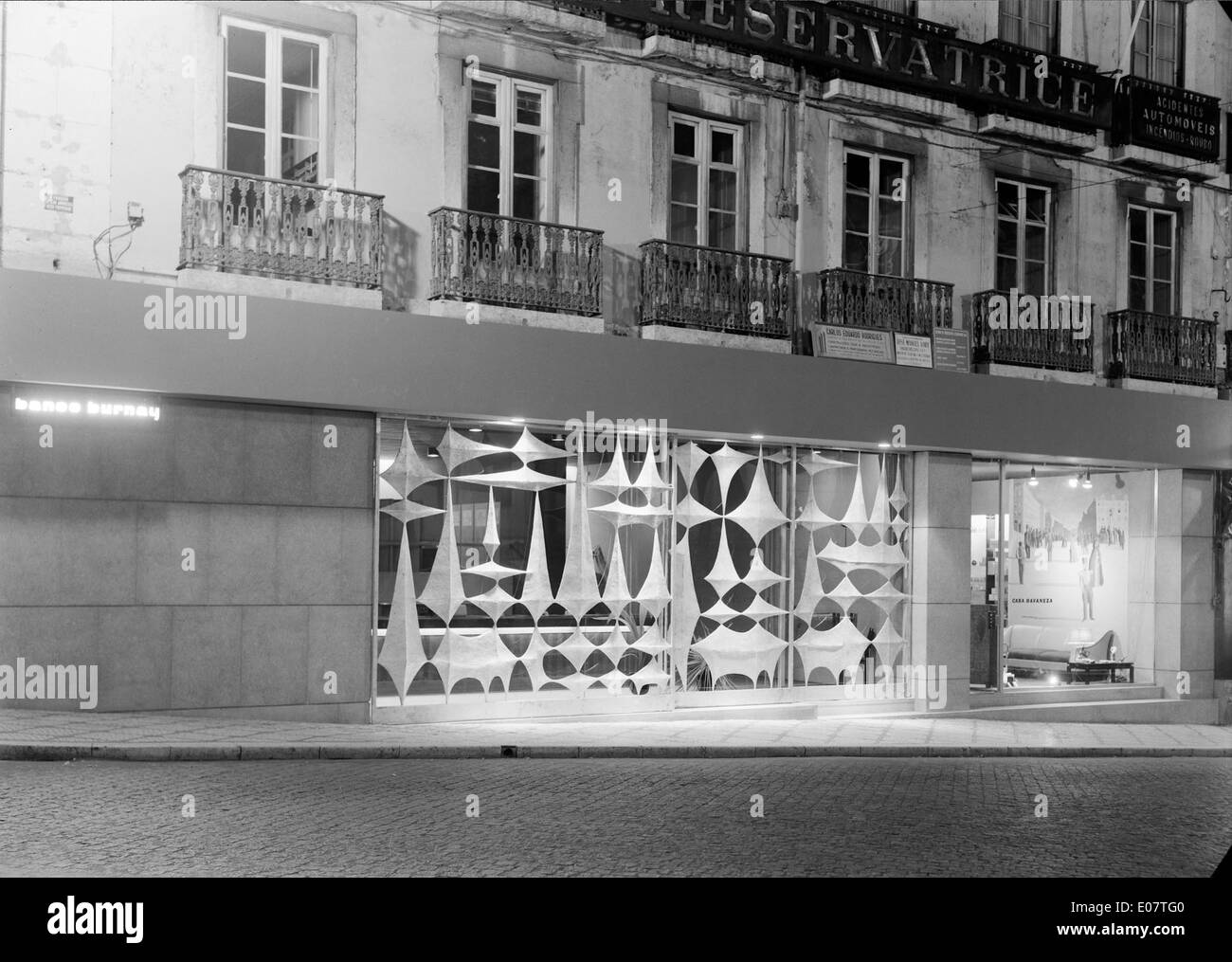 Banco Burnay à Lisbonne est une institution financière bien établie, fournissant des services bancaires au Portugal, avec un accent particulier sur les services bancaires commerciaux et personnels. Banque D'Images