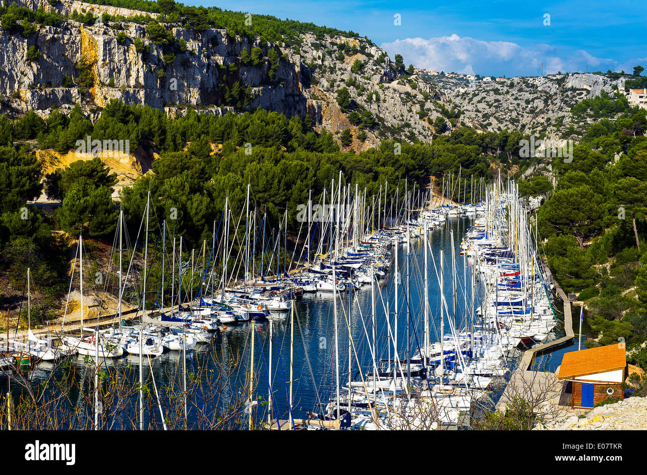 Europe, France, Bouches-du-Rhone, Cassis. Voiliers dans les Calanques de Port Miou. Banque D'Images