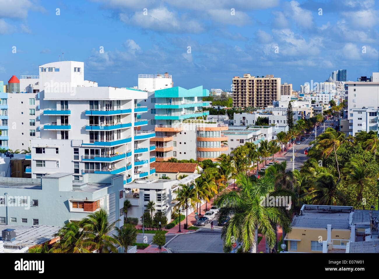 Ocean Drive en direction nord depuis la 1e Rue, South Beach, Miami Beach, Florida, USA Banque D'Images
