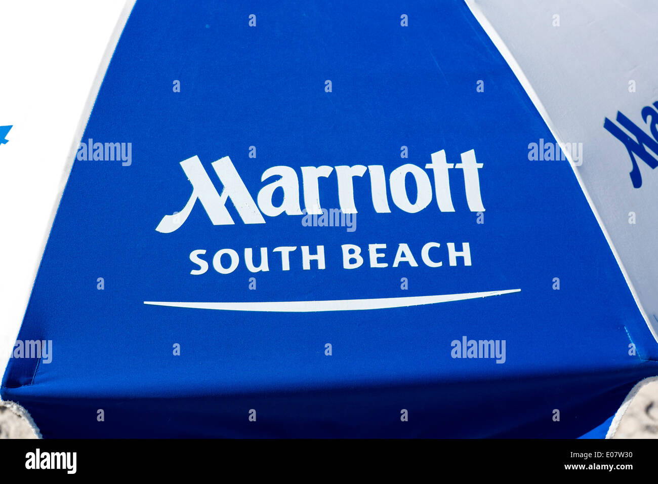 L'extérieur parapluie Marriott South Beach Hotel, South Beach, Miami Beach, Florida, USA Banque D'Images