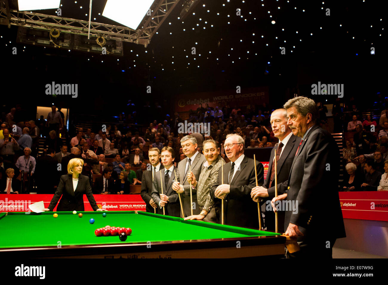 Sheffield, Royaume-Uni. Le 05 mai, 2014. Creuset précédent Champions World Snooker : Stephen Hendry, Ken Doherty, John Parrott, Joe Johnson, Dennis Taylor, Steve Davis, et Cliff Thorburn, avec BBC's Hazel Irvine au théâtre Crucible, Sheffield, Yorkshire, Angleterre. Credit : Action Plus Sport/Alamy Live News Banque D'Images
