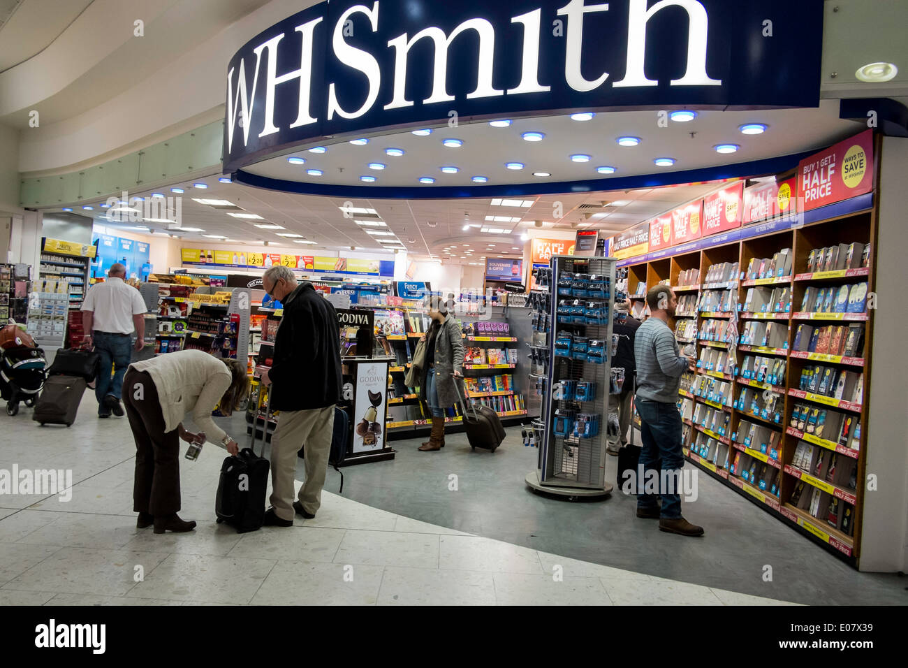 Duty Free Shopping wh smith marchand de livres lus Banque D'Images