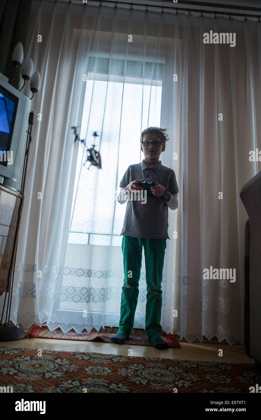 Boy 89 Hélicoptère jouet jeu jouer accueil remote Banque D'Images