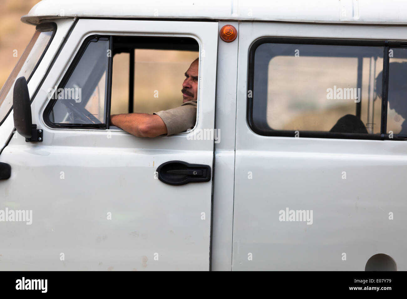 Conducteur et passager en van gris, Sibérie, Russie Banque D'Images