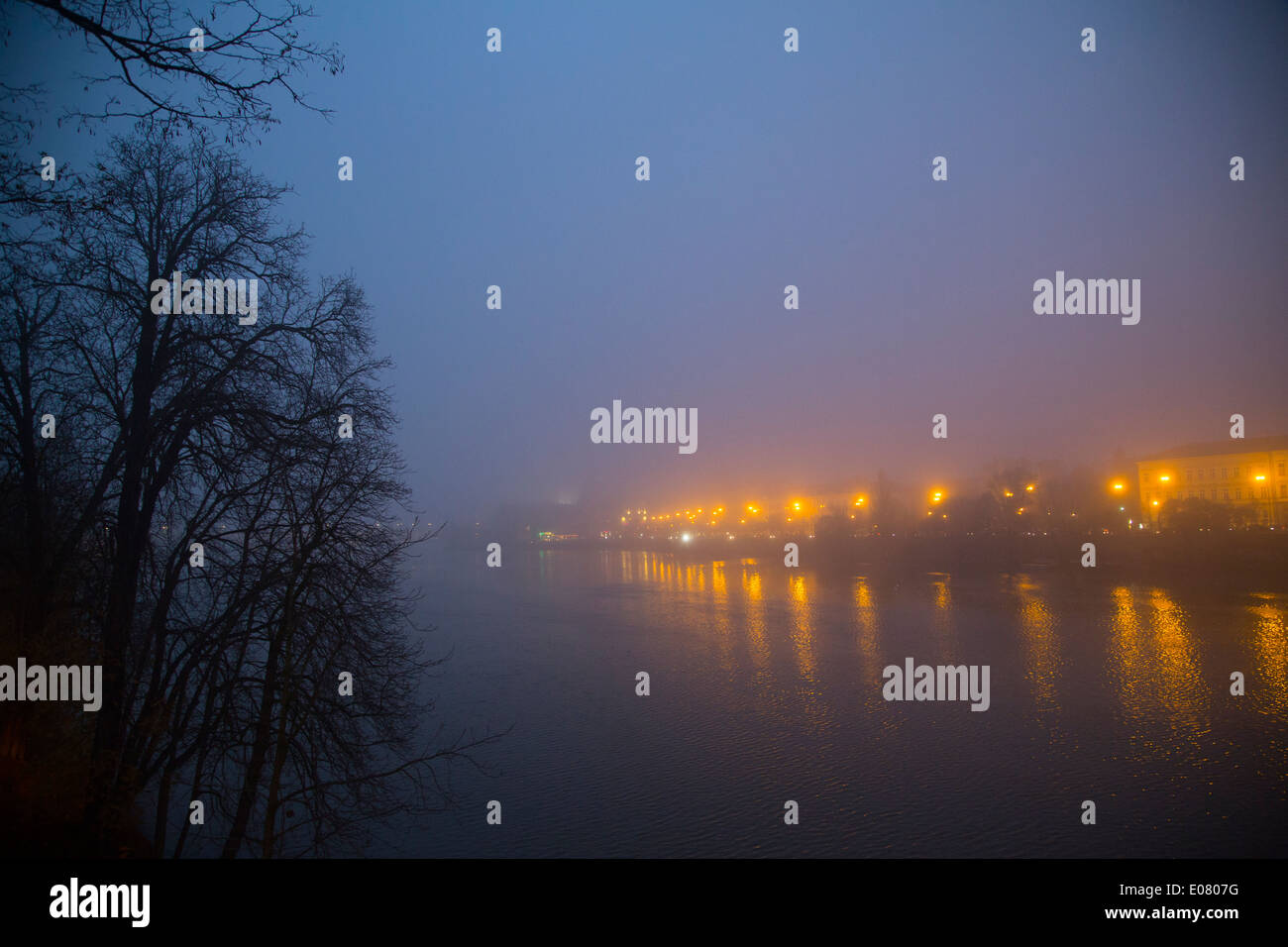 Vltavay River aux côtés de la vieille ville de nuit - Prague, République Tchèque Banque D'Images