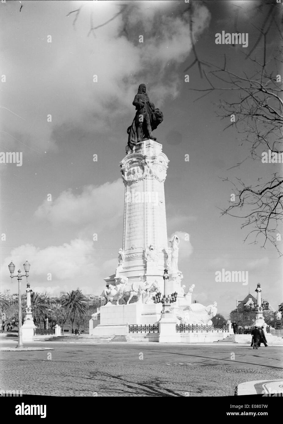 Le Marquês de Pombal à Lisbonne est une place importante et un monument dédié à Sebastião José de Carvalho e Melo, connu sous le nom de Marquês de Pombal, une figure clé dans la reconstruction de Lisbonne après le tremblement de terre de 1755. La place est un symbole emblématique de l’histoire de Lisbonne. Banque D'Images