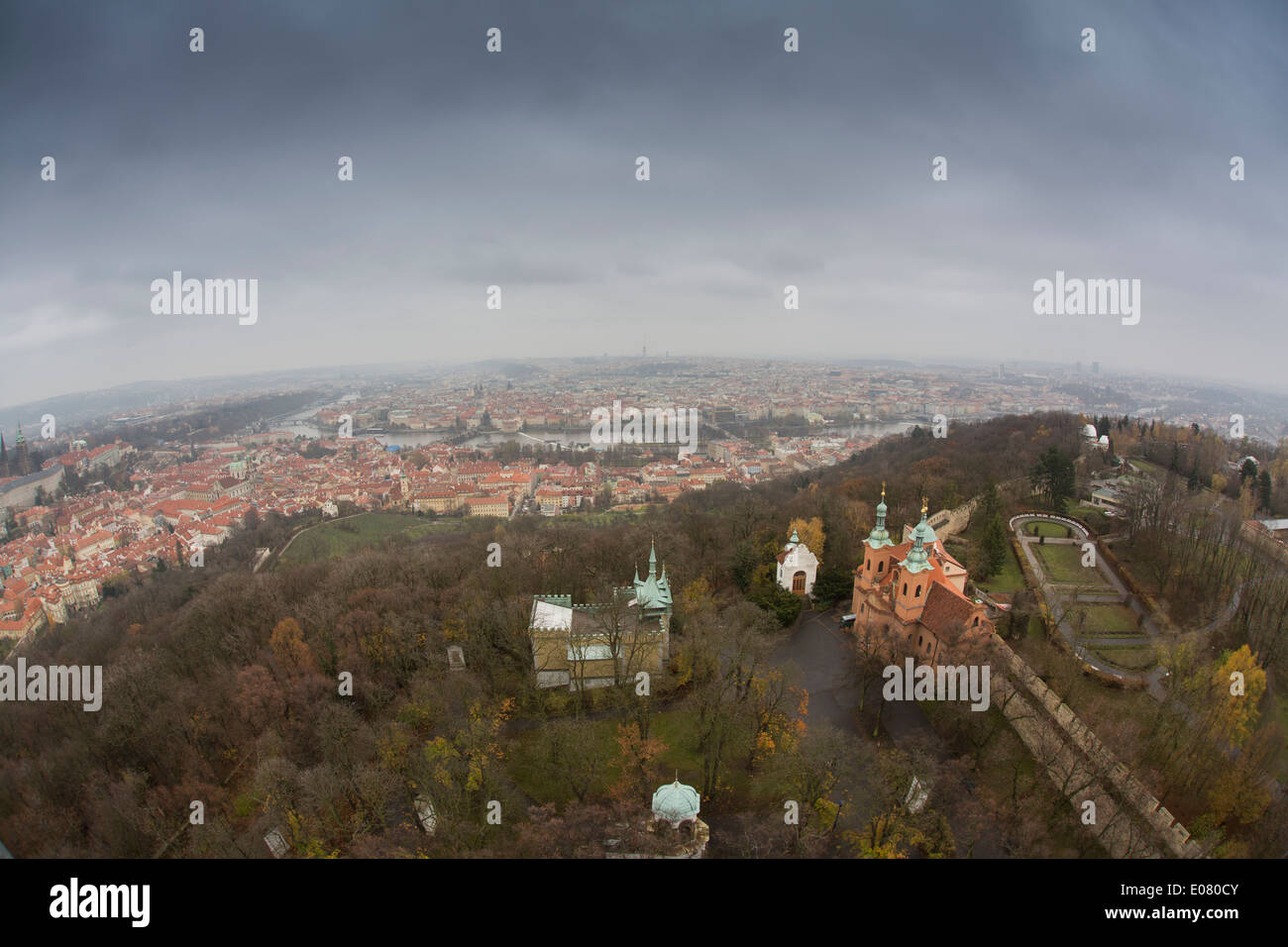 Prague, République tchèque, vu de la tour d'observation de Petřín. Banque D'Images