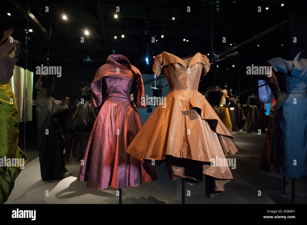 New York, USA. 5e mai 2014. Un spectacle de l'œuvre de Charles James (1906-1978) a ouvert le nouveau centre de costumes Anna Wintour au Metropolitan Museum of Art de New York. James est né à Londres, où il a commencé sa carrière en tant que concepteur. Puis il s'installe à Paris, avant de déménager à New York. Le Metropolitan Museum of Art a le plus définitif de corps James' travailler dans le monde. James est considéré comme l'un des plus grands designers d'avoir travaillé dans la tradition de la haute couture en Amérique. Credit : Terese Loeb Kreuzer/Alamy Live News Banque D'Images