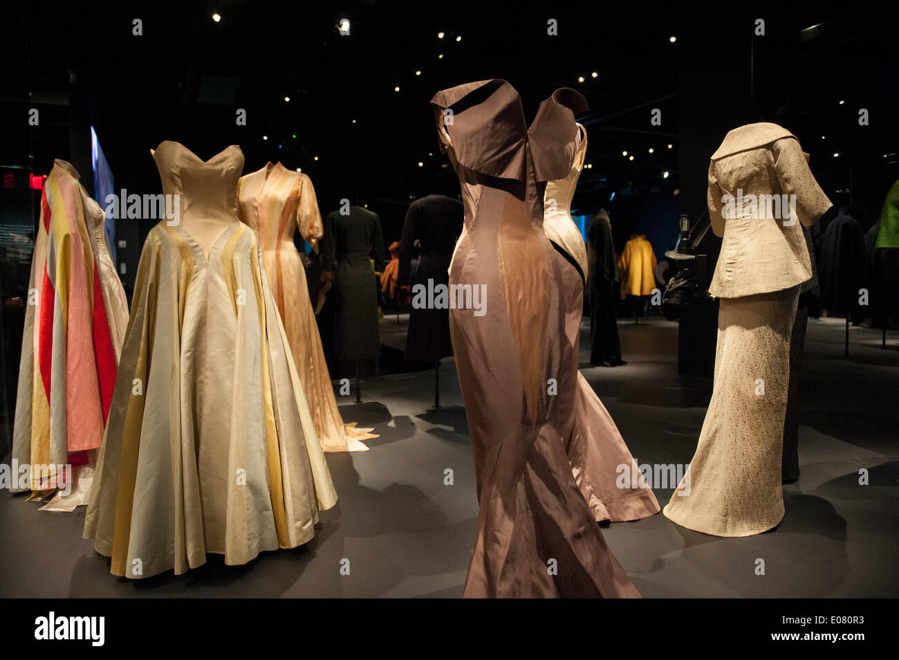New York, USA. 5e mai 2014. Un spectacle de l'œuvre de Charles James (1906-1978) a ouvert le nouveau centre de costumes Anna Wintour au Metropolitan Museum of Art de New York. James est né à Londres, où il a commencé sa carrière en tant que concepteur. Puis il s'installe à Paris, avant de déménager à New York. Le Metropolitan Museum of Art a le plus définitif de corps James' travailler dans le monde. James est considéré comme l'un des plus grands designers d'avoir travaillé dans la tradition de la haute couture en Amérique. Credit : Terese Loeb Kreuzer/Alamy Live News Banque D'Images
