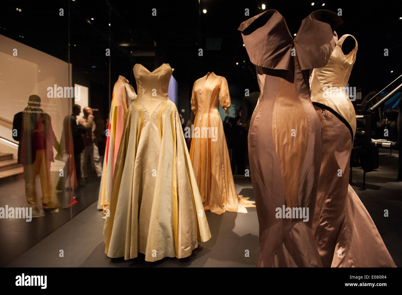 New York, USA. 5e mai 2014. Un spectacle de l'œuvre de Charles James (1906-1978) a ouvert le nouveau centre de costumes Anna Wintour au Metropolitan Museum of Art de New York. James est né à Londres, où il a commencé sa carrière en tant que concepteur. Puis il s'installe à Paris, avant de déménager à New York. Le Metropolitan Museum of Art a le plus définitif de corps James' travailler dans le monde. James est considéré comme l'un des plus grands designers d'avoir travaillé dans la tradition de la haute couture en Amérique. Credit : Terese Loeb Kreuzer/Alamy Live News Banque D'Images
