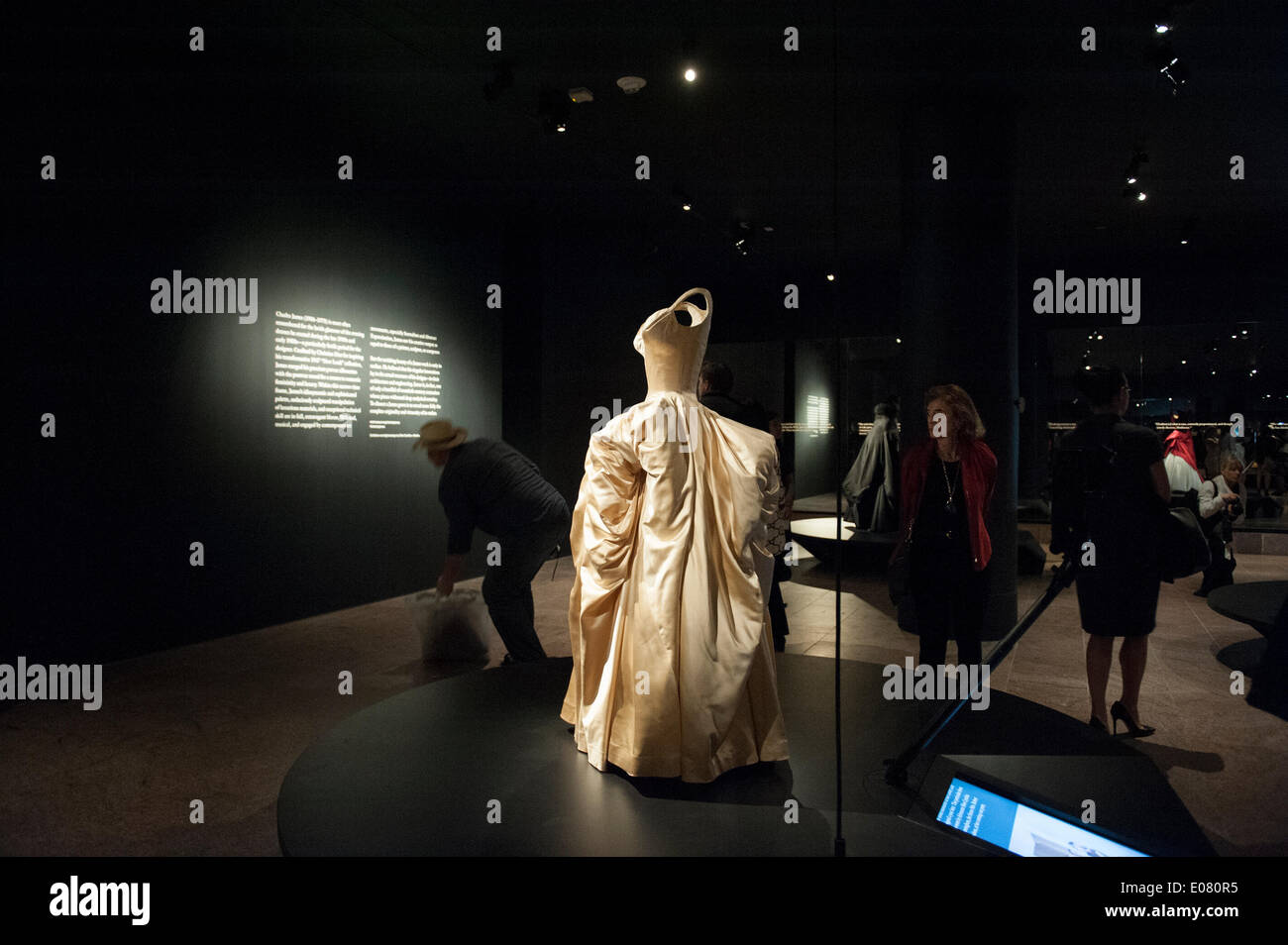 New York, USA. 5e mai 2014. Un spectacle de l'œuvre de Charles James (1906-1978) a ouvert le nouveau centre de costumes Anna Wintour au Metropolitan Museum of Art de New York. James est né à Londres, où il a commencé sa carrière en tant que concepteur. Puis il s'installe à Paris, avant de déménager à New York. Le Metropolitan Museum of Art a le plus définitif de corps James' travailler dans le monde. James est considéré comme l'un des plus grands designers d'avoir travaillé dans la tradition de la haute couture en Amérique. Credit : Terese Loeb Kreuzer/Alamy Live News Banque D'Images