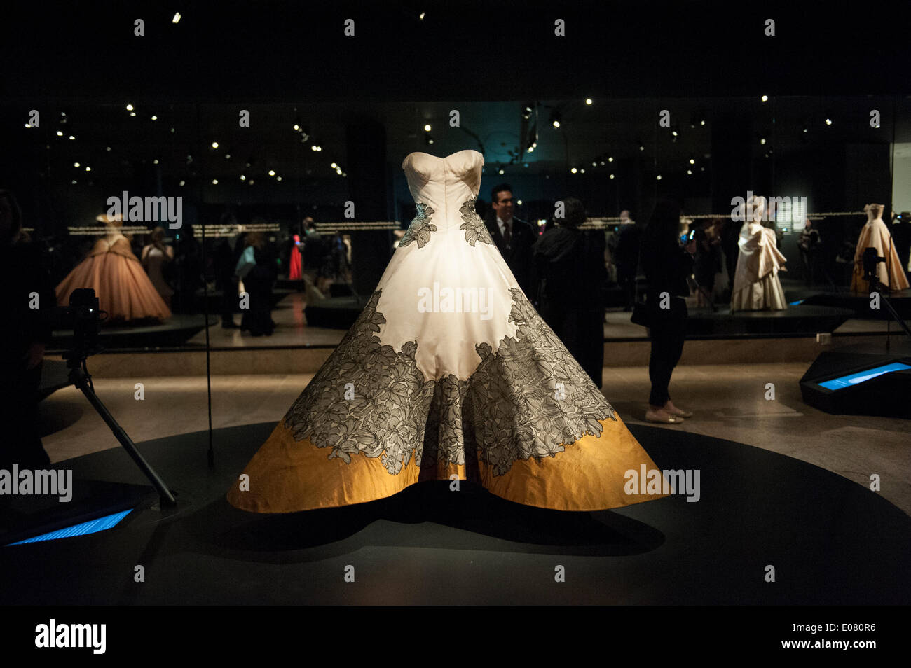 New York, USA. 5e mai 2014. Un spectacle de l'œuvre de Charles James (1906-1978) a ouvert le nouveau centre de costumes Anna Wintour au Metropolitan Museum of Art de New York. James est né à Londres, où il a commencé sa carrière en tant que concepteur. Puis il s'installe à Paris, avant de déménager à New York. Le Metropolitan Museum of Art a le plus définitif de corps James' travailler dans le monde. James est considéré comme l'un des plus grands designers d'avoir travaillé dans la tradition de la haute couture en Amérique. Credit : Terese Loeb Kreuzer/Alamy Live News Banque D'Images