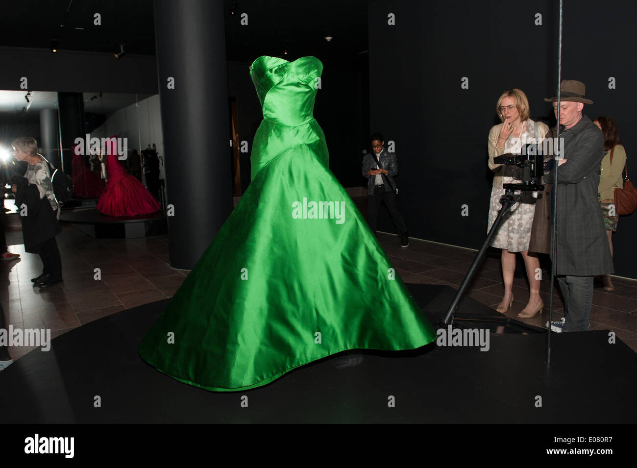 New York, USA. 5e mai 2014. Un spectacle de l'œuvre de Charles James (1906-1978) a ouvert le nouveau centre de costumes Anna Wintour au Metropolitan Museum of Art de New York. James est né à Londres, où il a commencé sa carrière en tant que concepteur. Puis il s'installe à Paris, avant de déménager à New York. Le Metropolitan Museum of Art a le plus définitif de corps James' travailler dans le monde. James est considéré comme l'un des plus grands designers d'avoir travaillé dans la tradition de la haute couture en Amérique. Credit : Terese Loeb Kreuzer/Alamy Live News Banque D'Images