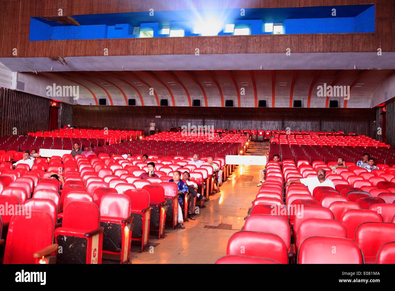 Mumbai, Maharashtra, Inde. Apr 29, 2014. La foule à la fin d'une projection d'un film de Bollywood à l'emblématique seul écran Nouveau cinéma Excelsior, qui possède la plus grande taille de l'écran en Asie. Les 1100 places est généralement seulement 5 à 10 %. Les chiffres de la Fédération de l'Inde Film publié montrent que le nombre de cinémas mono-écran dans le pays est passé de 13 000 à environ 10 000 sur une période de cinq ans pour 2012. Ils continuent à fermer ou sont en cours de conversion pour les multiplexes - avec des sièges et un large éventail d'aliments sur l'offre de s'adapter aux goûts de la génération Internet. (Crédit Banque D'Images