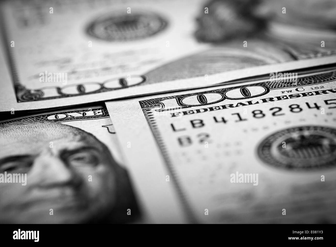 Hundred dollar bill stack Banque d'images noir et blanc - Alamy