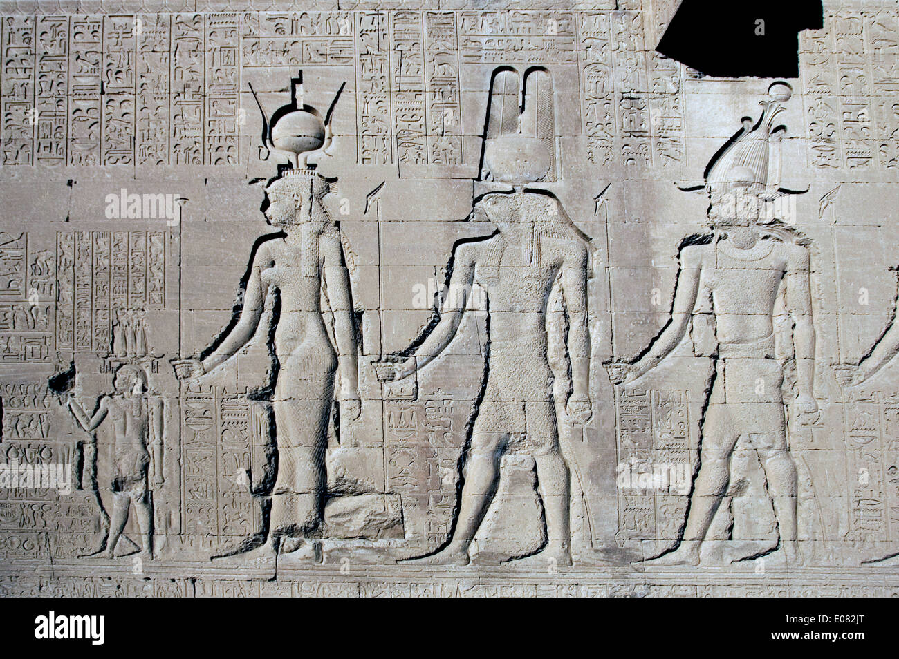 Egypte,Dendera temple ptolémaïque,de la déesse Hathor.Sculptures sur mur extérieur. Banque D'Images