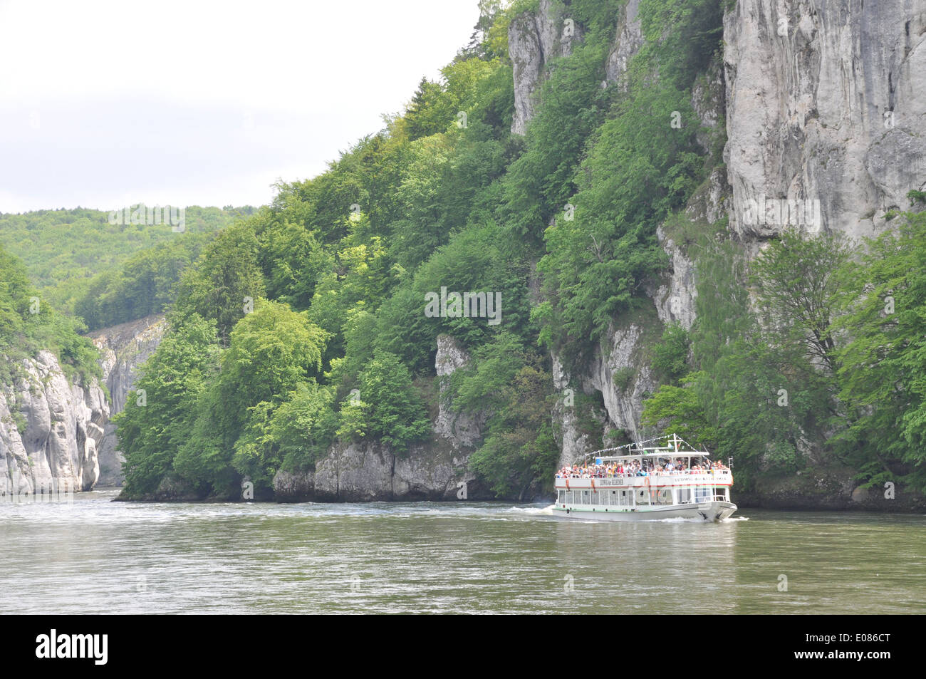 Ion d'un traversier le Danube le long de la gorge du Danube, en Bavière, Allemagne. Banque D'Images