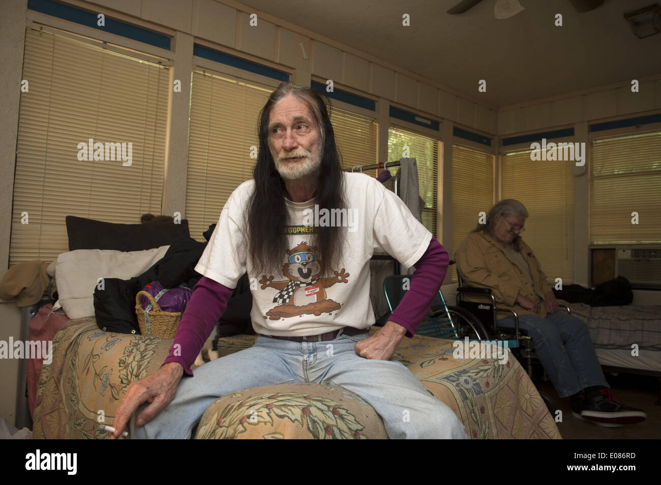 Summerfield, FL, USA. Apr 20, 2014. VIEWEIGH STEPHEN, 69 ans, et Robert Collier, 59, à Nouveau départ accueil près de Ocala. La maison se présente comme un appartement mais en réalité, c'est un lieu de dernier recours pour les personnes fragiles physiquement et indigents qui n'ont pas d'autre endroit pour vivre. La maison a été utilisé comme une résidence-services avec un live-in manager et est l'une des nombreuses propriétés similaires appartenant à la même famille, l'objet d'une enquête de services de protection des adultes de l'état. © Robin Rayne Nelson/ZUMAPRESS.com/Alamy Live News Banque D'Images