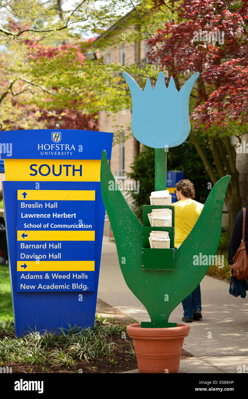 Hempstead, New York, États-Unis - le 4 mai 2014 - Un grand bois bleu tulip avec supports pour les flyers de l'événement est à côté d'un signe du campus à la 31e Festival annuel néerlandais, en plein air sur le Campus sud de l'Université Hofstra, qui dispose en fleurs tulipes dans tout le campus. Une longue tradition de l'île. Credit : Ann E Parry/Alamy Live News Banque D'Images