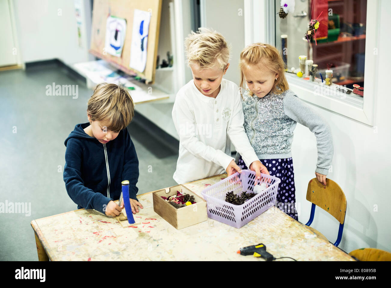 Les élèves de maternelle dans la classe d'art Banque D'Images