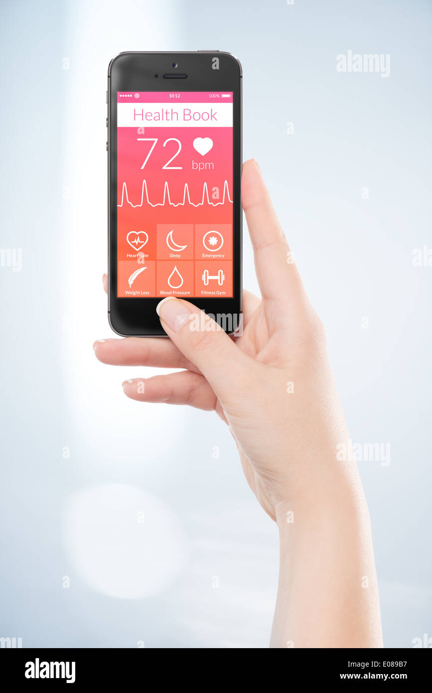 La femme est tenue black téléphone intelligent avec l'application Carnet de santé sur l'écran. Banque D'Images