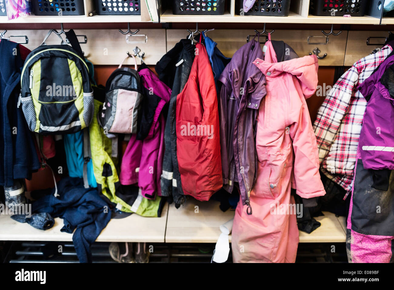 Manteaux d'hiver et les sacs à dos à l'armoire à l'école maternelle Banque D'Images