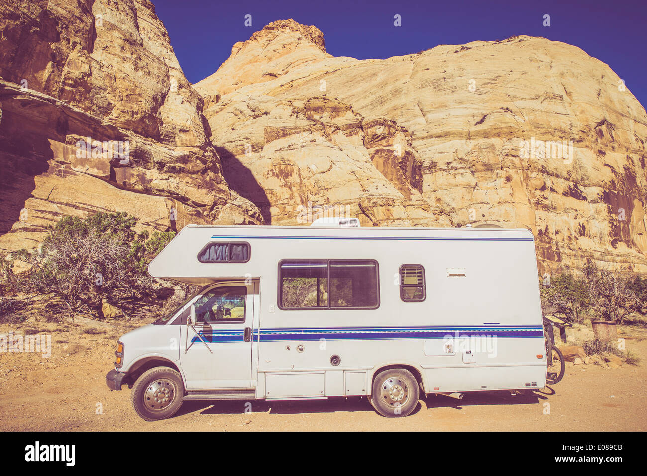 Camping-Vintage en Utah Sandstone Canyon. La classe C Véhicule de plaisance. L'étalonnage des couleurs vintage. Banque D'Images