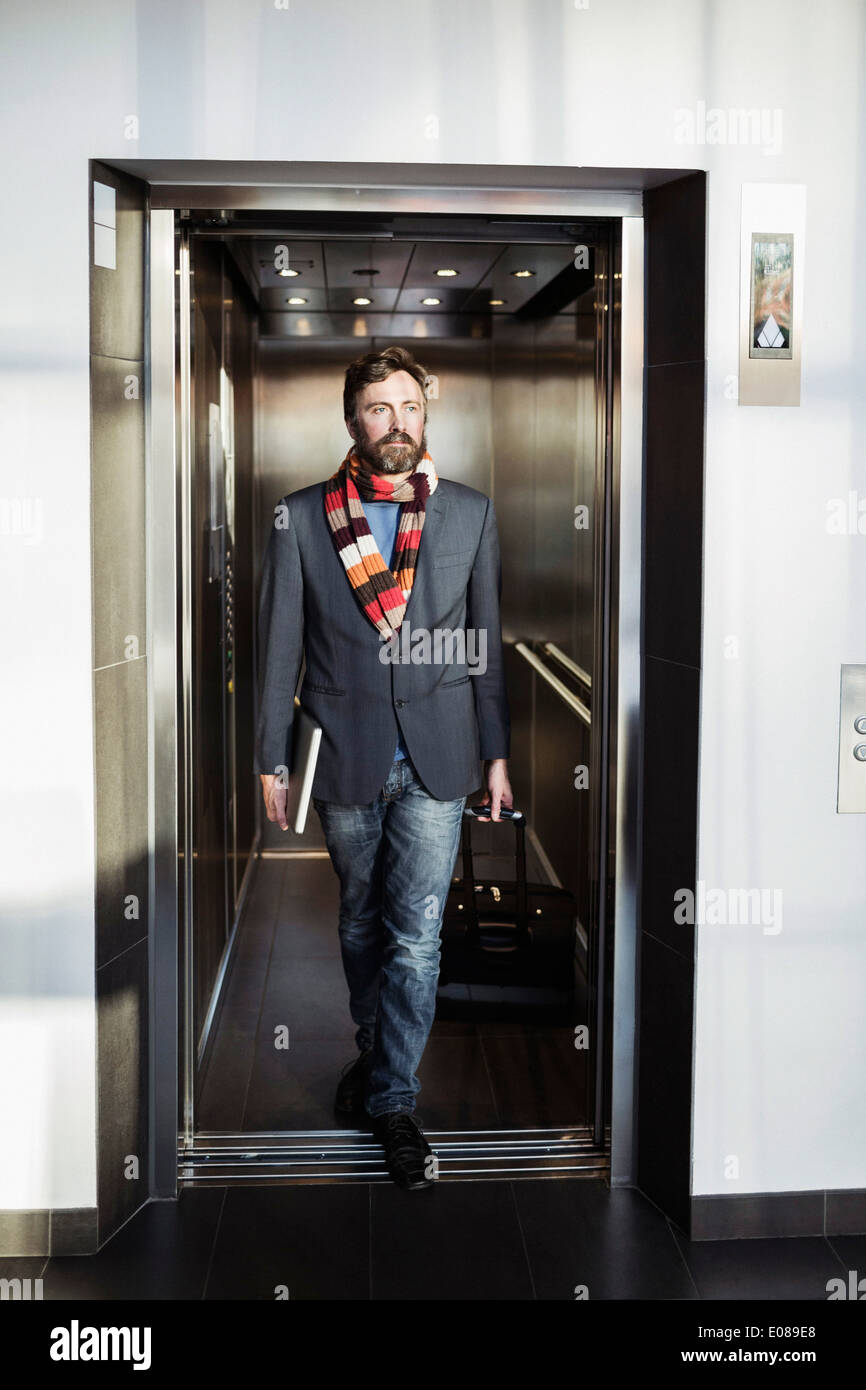 Businessman qui sortent par l'ascenseur dans l'hôtel Banque D'Images
