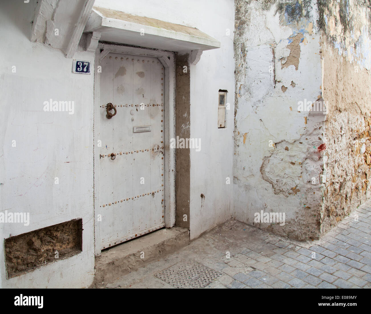 Mur Blanc et vieille porte, Medina, partie ancienne de Tanger, Maroc Banque D'Images
