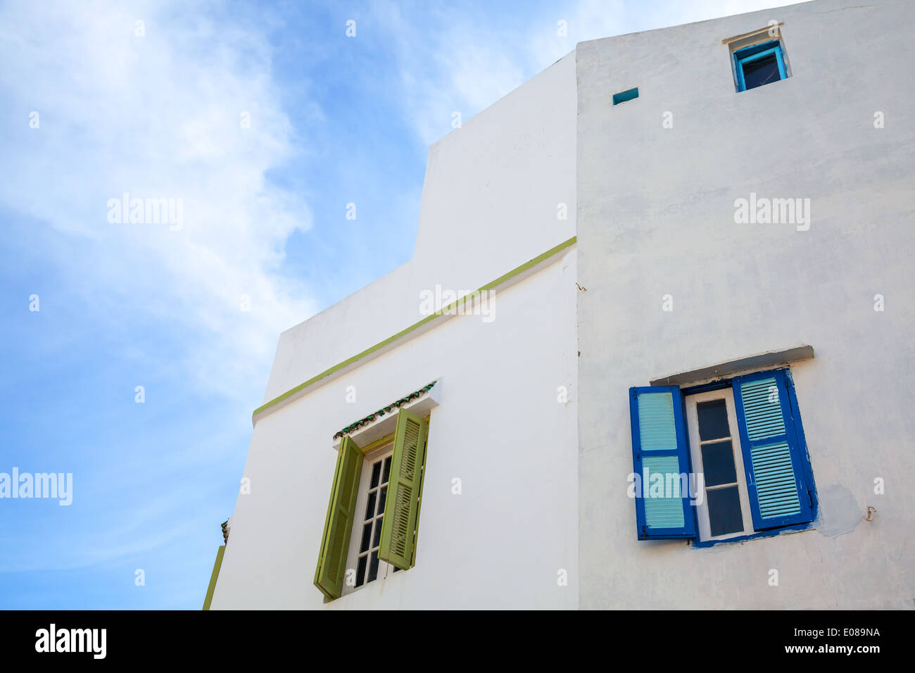 Mur Blanc avec windows et de ciel bleu. Medina, partie ancienne de Tanger, Maroc Banque D'Images