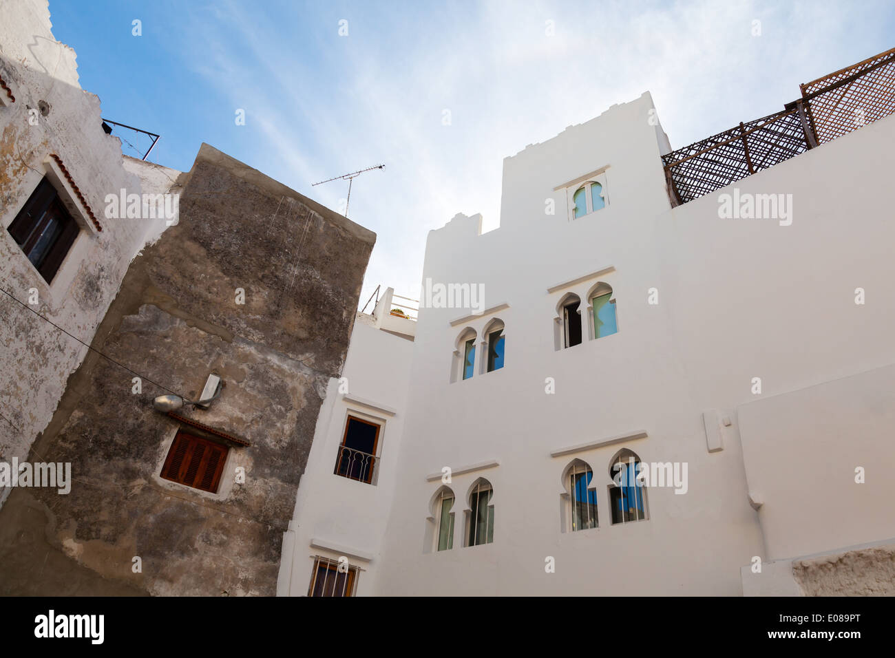 Les murs, les petites fenêtres et ciel bleu. Medina, partie ancienne de Tanger, Maroc Banque D'Images