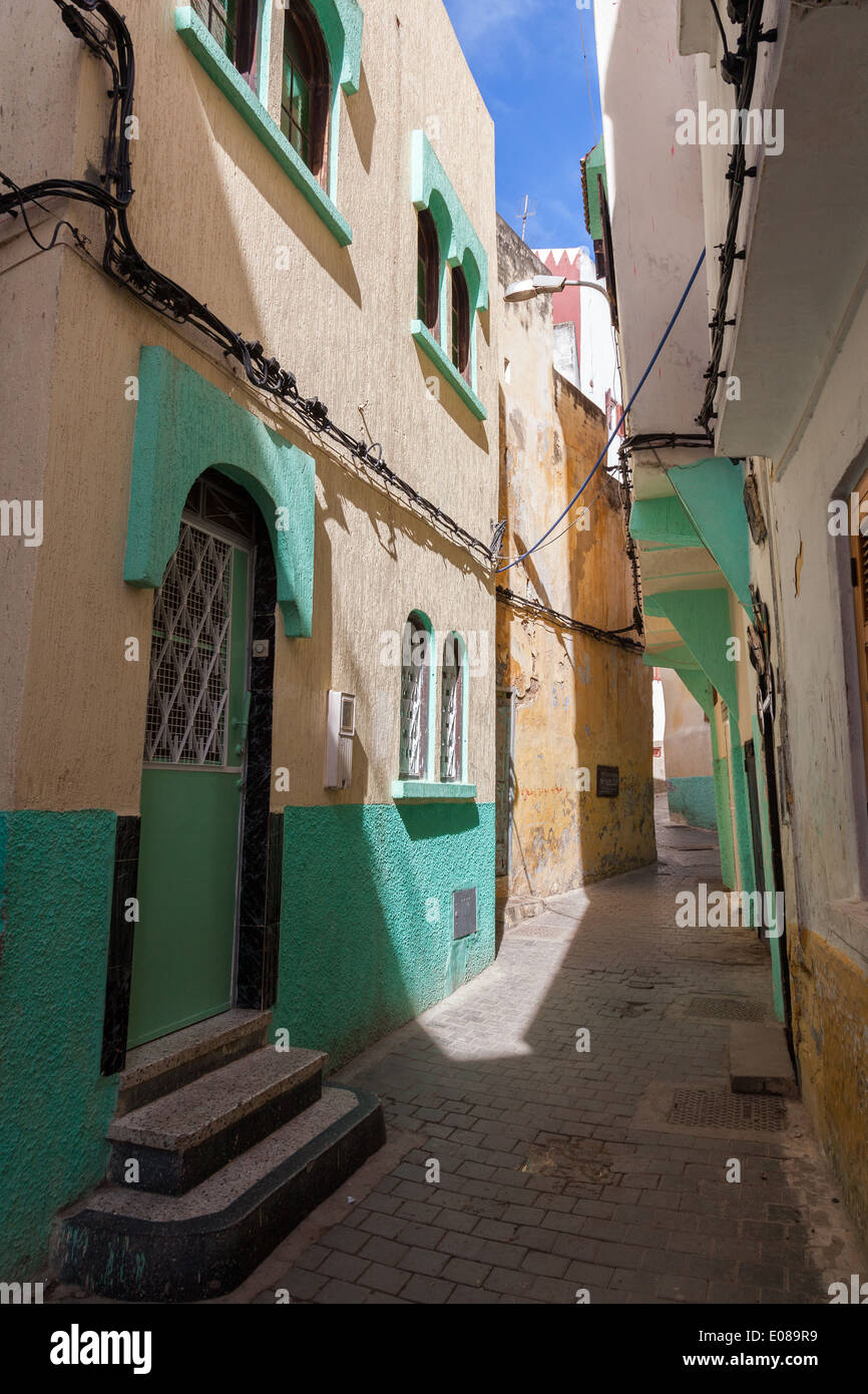 Fragment de la rue vide de couleur. Medina, vieille ville de Tanger, Maroc Banque D'Images