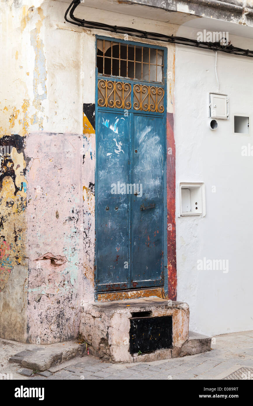 Vieille porte bleue dans la médina, vieille ville de Tanger, Maroc Banque D'Images