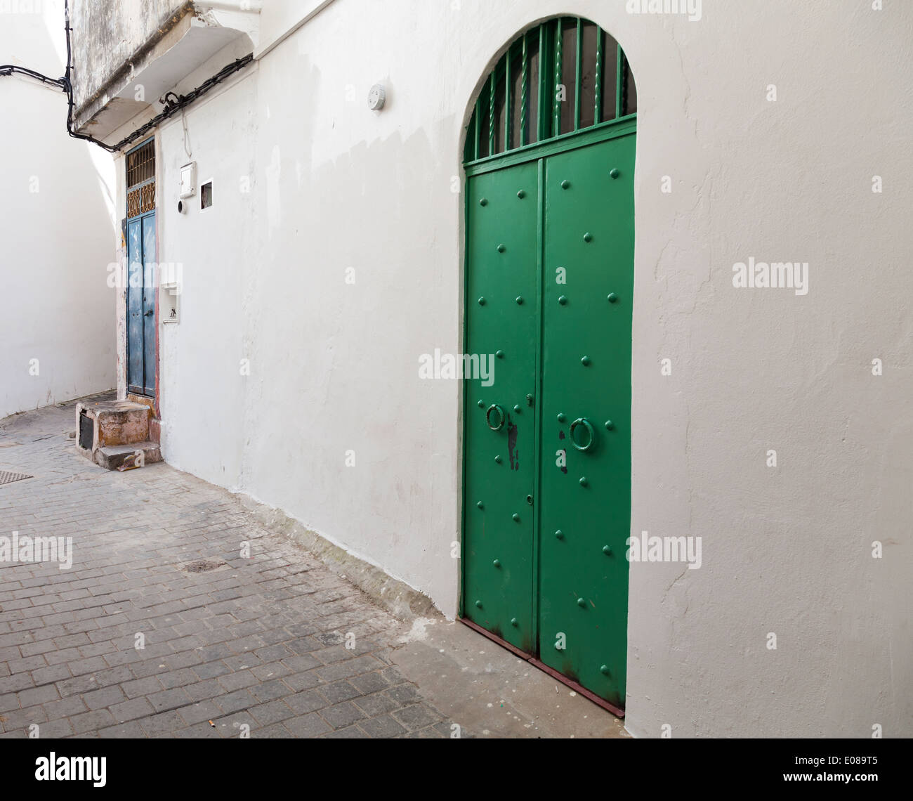 Mur Blanc et porte verte. Medina, partie ancienne de Tanger, Maroc Banque D'Images