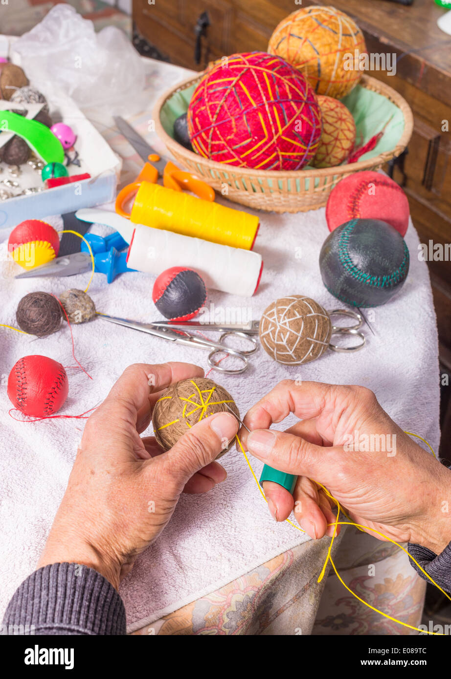 L'artisanat traditionnel, les mains d'une couture boule jai alai Banque D'Images