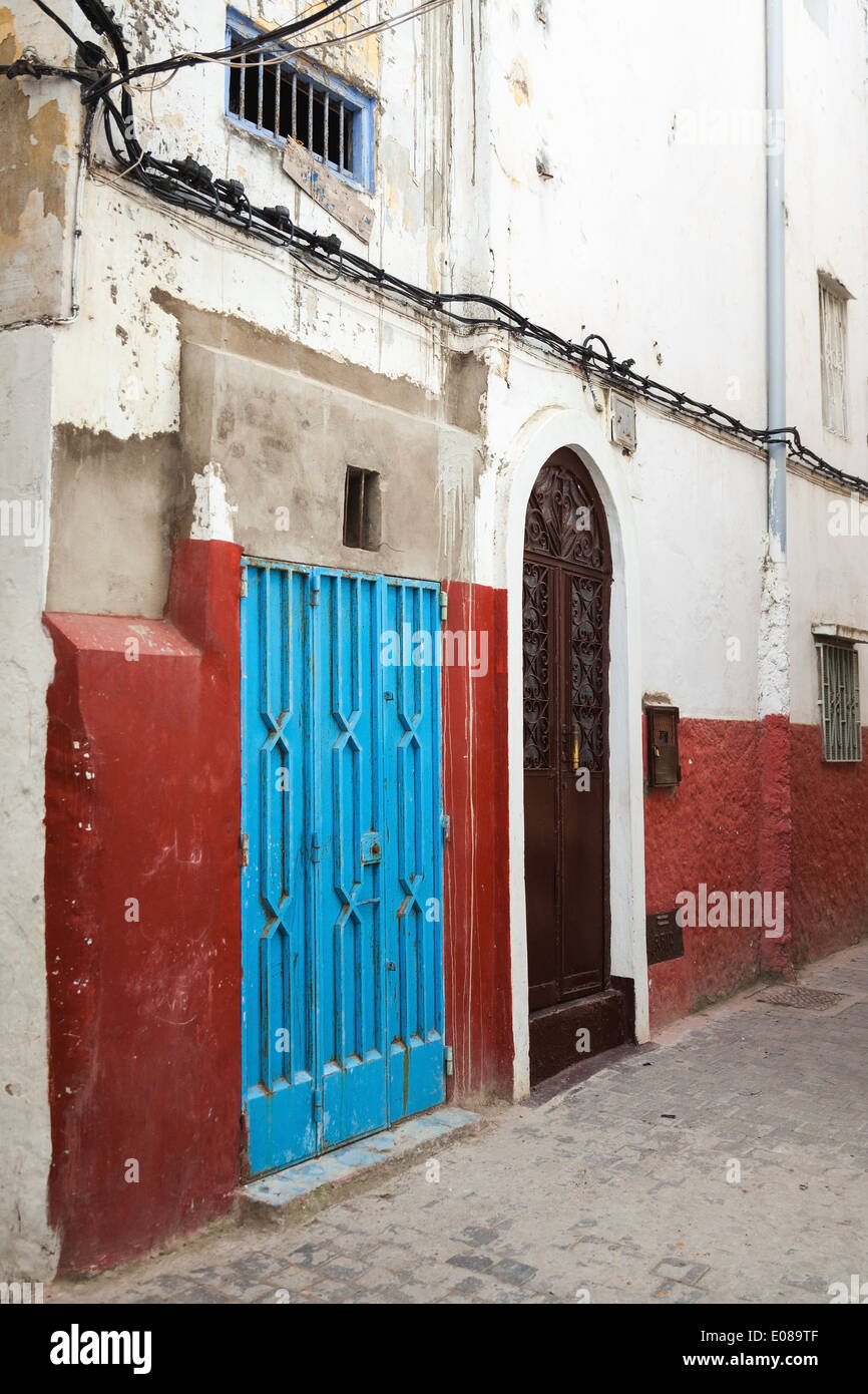 Fragment de rue colorés. Medina, partie historique de Tanger, Maroc Banque D'Images