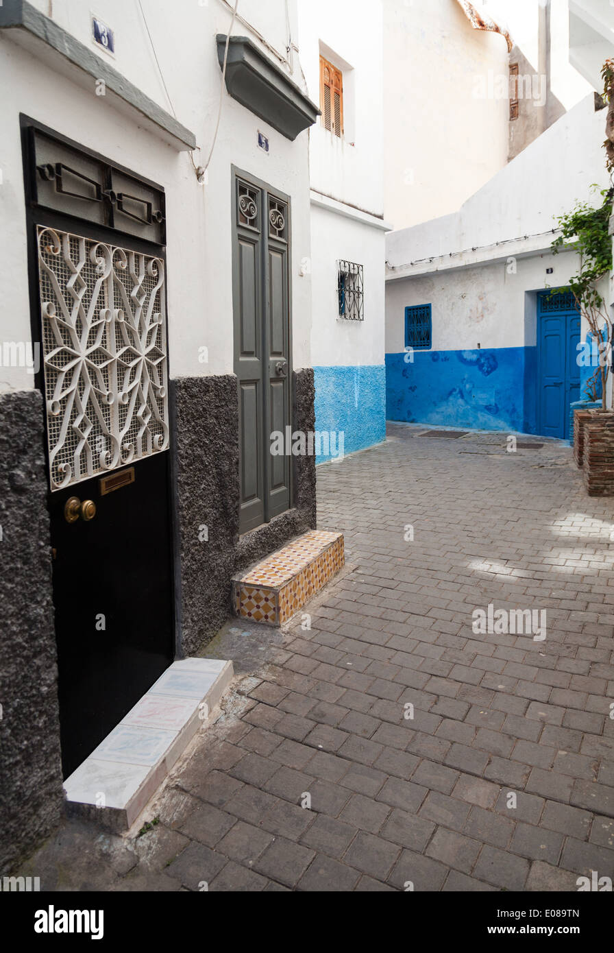 Vue sur la rue de l'ancienne médina. Centre historique de Tanger, Maroc Banque D'Images