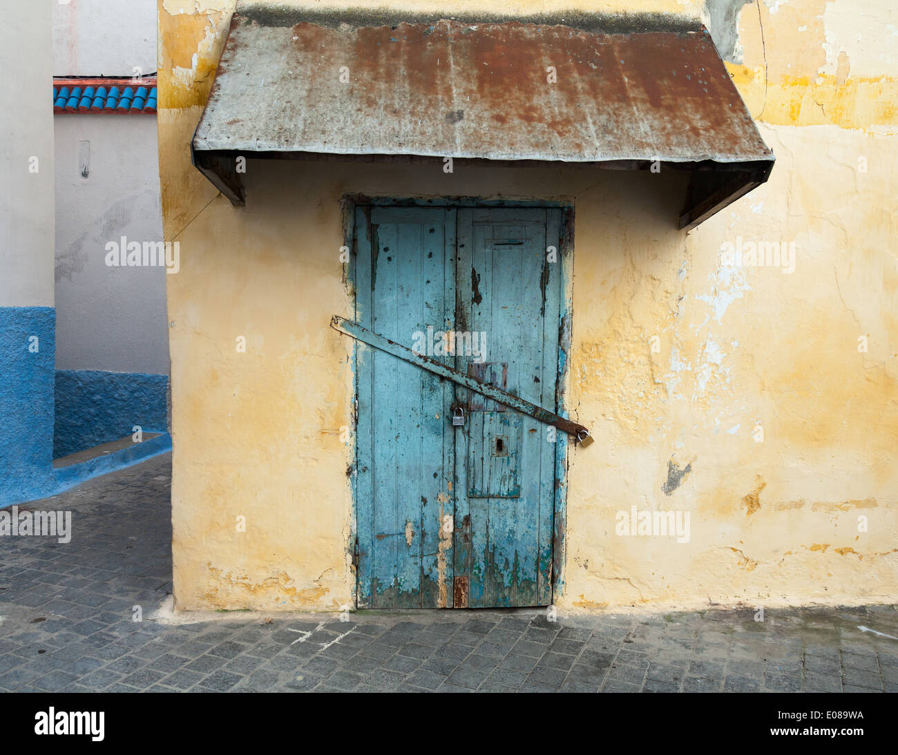 Mur jaune et vieille porte verrouillée. Medina, partie ancienne de Tanger, Maroc Banque D'Images