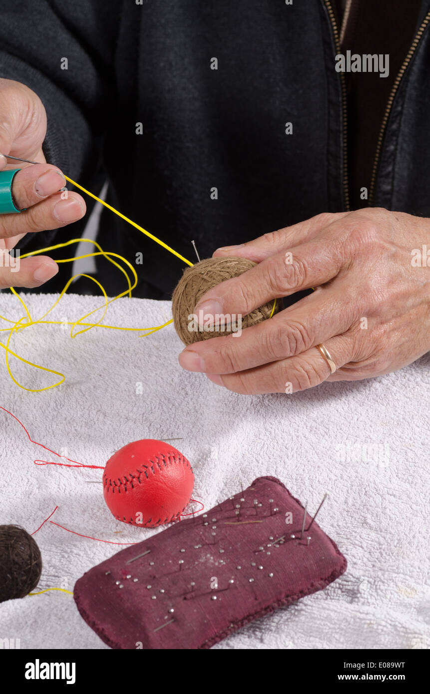 Les mains d'experts traditionnels artisanat sport balls Banque D'Images