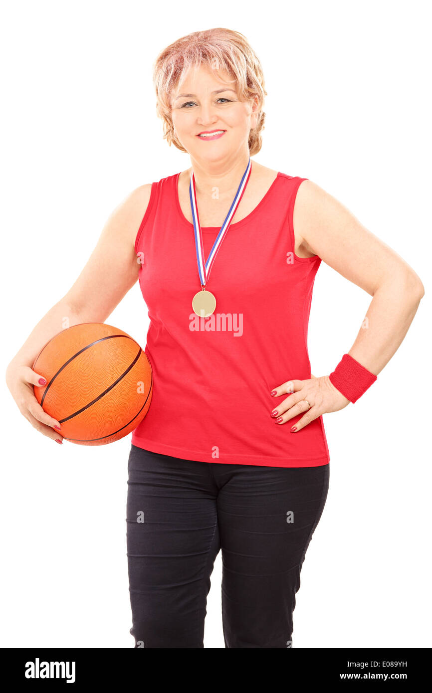 Femme mature avec une médaille holding basketball Banque D'Images