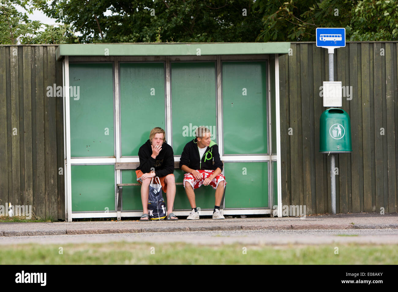 Deux jeunes en attendant le bus Banque D'Images
