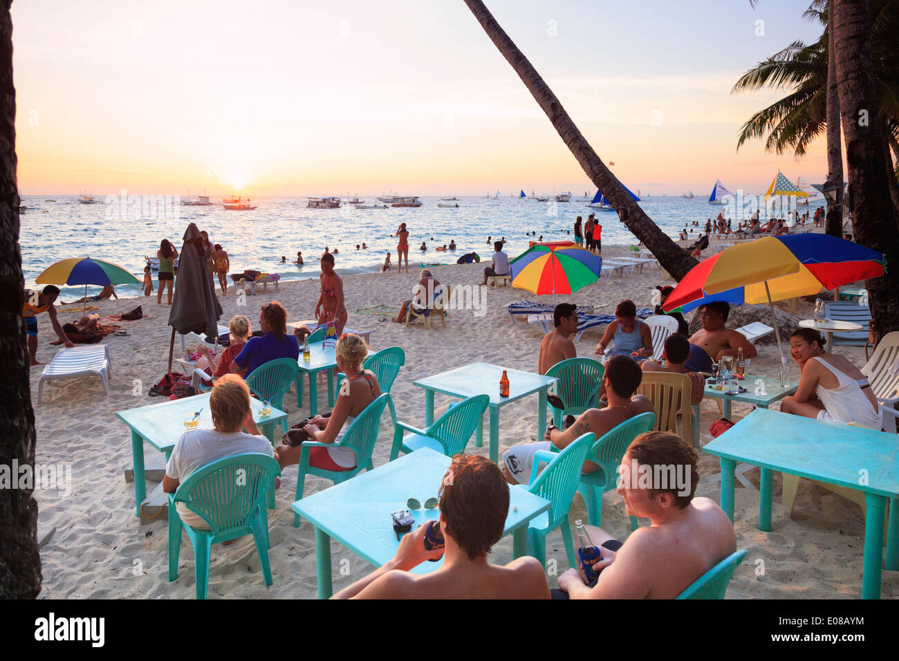 Philippines, Visayas, Boracay Island, plage de sable blanc, d'un bar de plage Banque D'Images