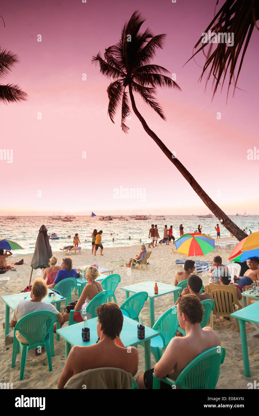 Philippines, Visayas, Boracay Island, plage de sable blanc, d'un bar de plage Banque D'Images