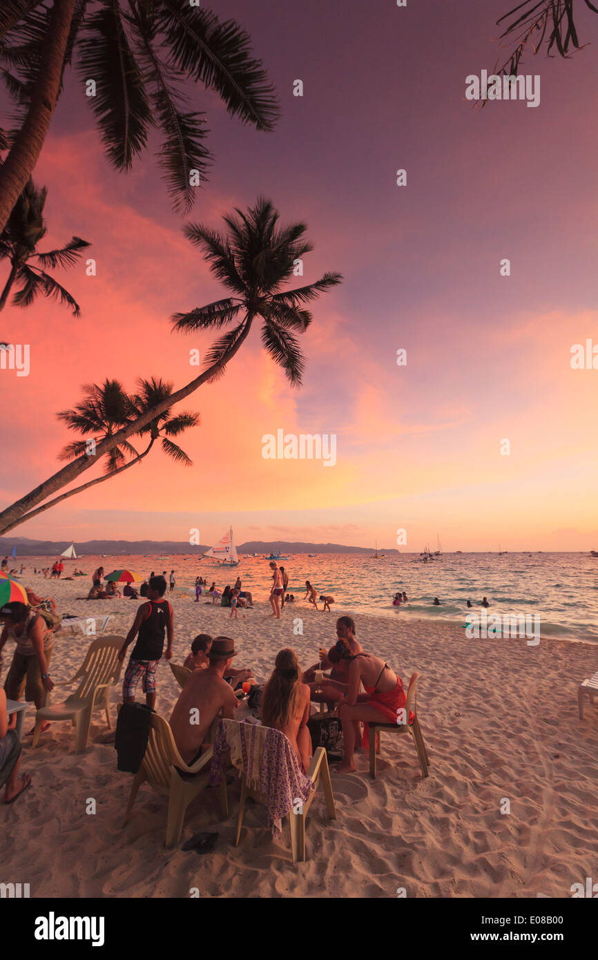 Philippines, Visayas, Boracay Island, plage de sable blanc, d'un bar de plage Banque D'Images