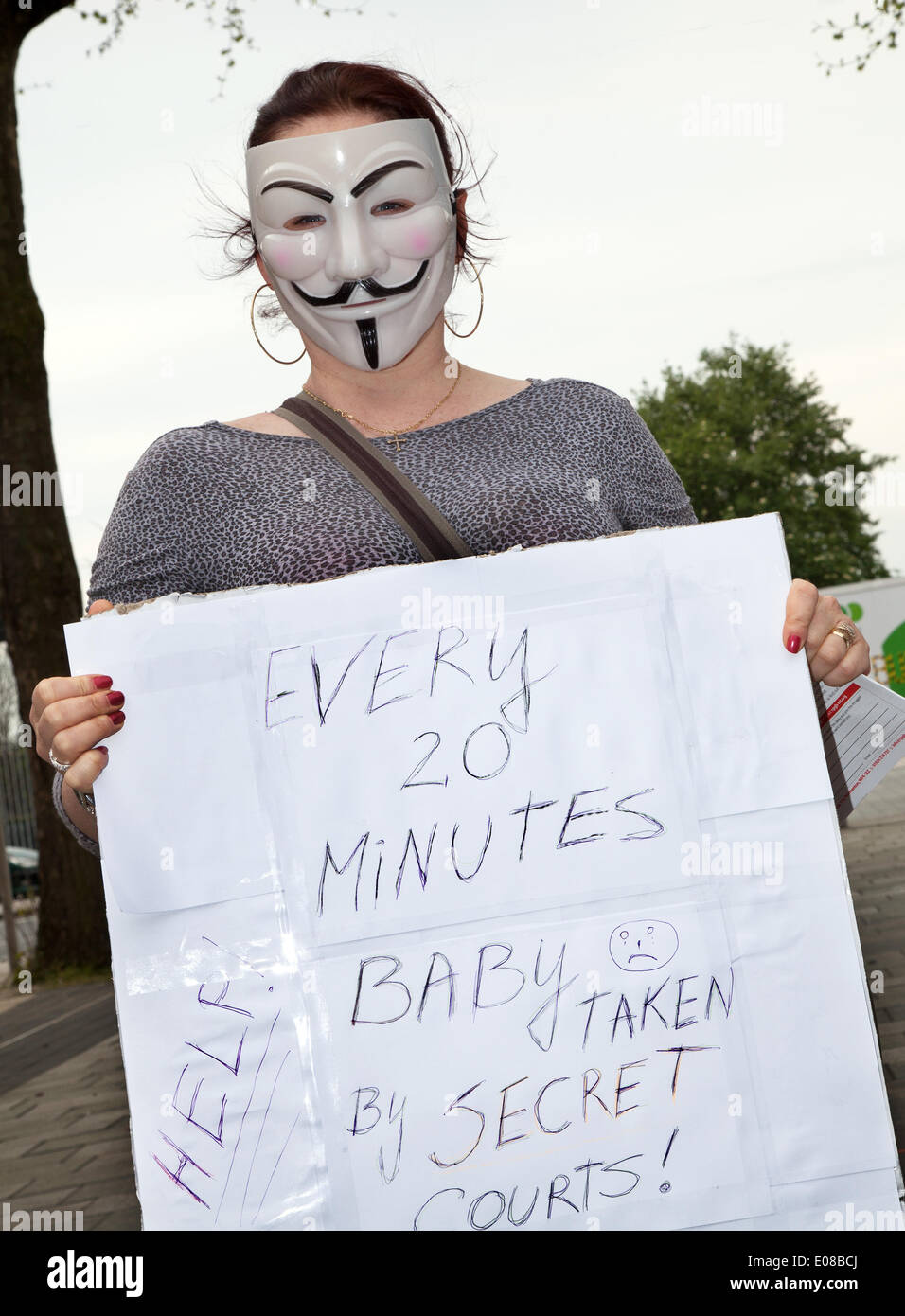 Salford, Manchester, UK 5 Mai, 2014. 4 enfants de pères protestation anonyme à l'assemblée annuelle de Salford Mai. Les parents protestent contre PPGM à Salford annuel du premier mai. Manchester, Salford, Bury et Oldham, Trades Union Councils a organisé cette année, la manifestation du Premier mai à Manchester, avec le message "Un avenir meilleur pour toutes nos communautés' pour célébrer la Journée internationale des travailleurs. Les travailleurs se sont réunis à Bexley Square d'entendre des intervenants avant la marche pour les jardins de la cathédrale. Banque D'Images