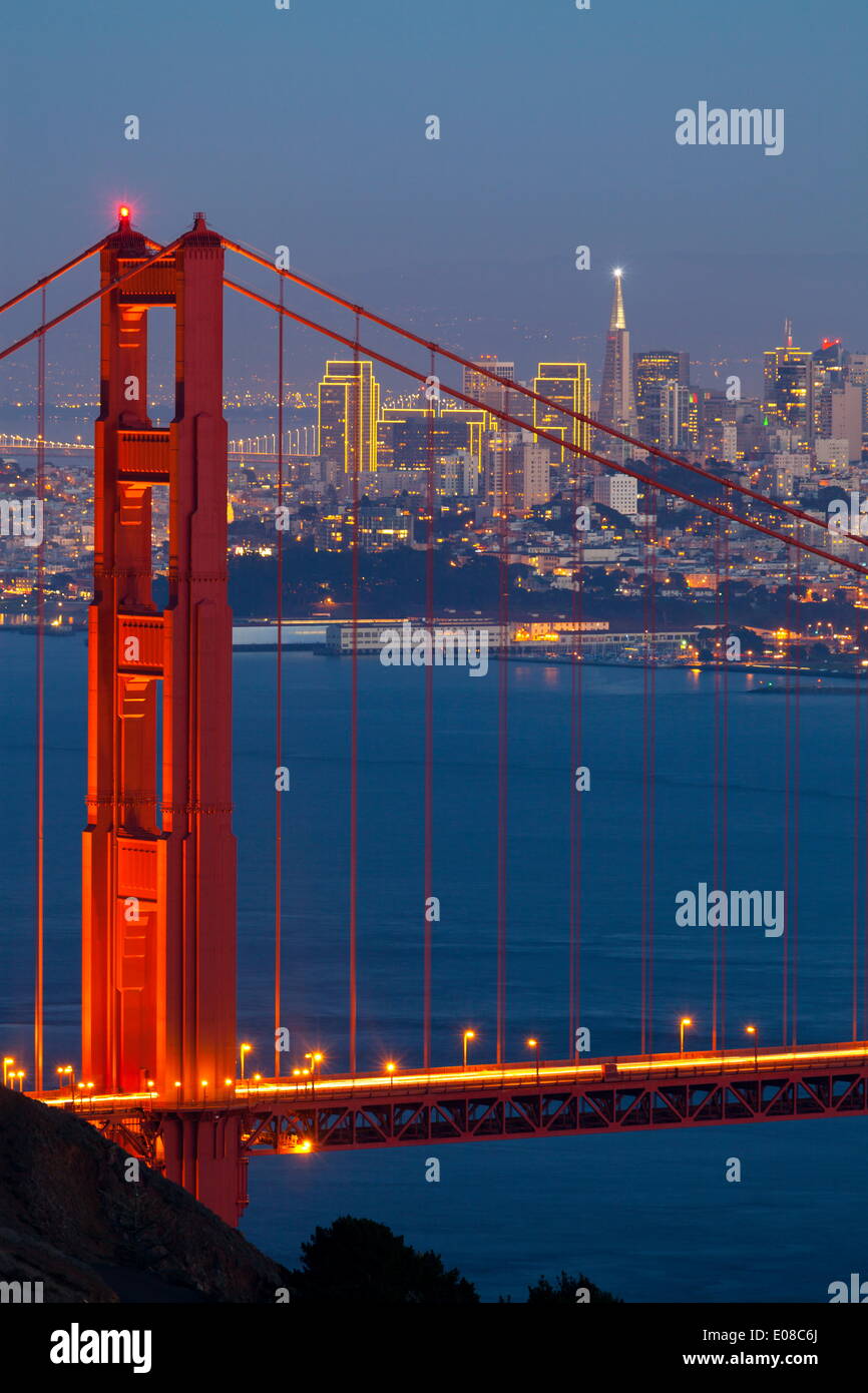 Le Golden Gate Bridge et San Francisco skyline at night, San Francisco, Californie, États-Unis d'Amérique, Amérique du Nord Banque D'Images