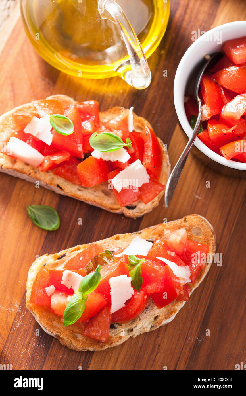 Bruschetta italienne avec les tomates, le parmesan, l'ail et l'huile d'olive Banque D'Images