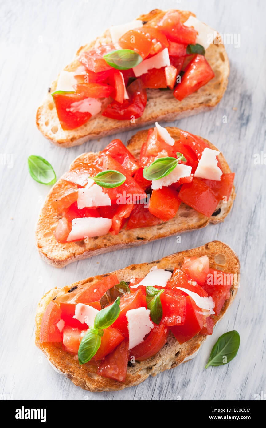 Bruschetta italienne avec les tomates, le parmesan, l'ail et l'huile d'olive Banque D'Images